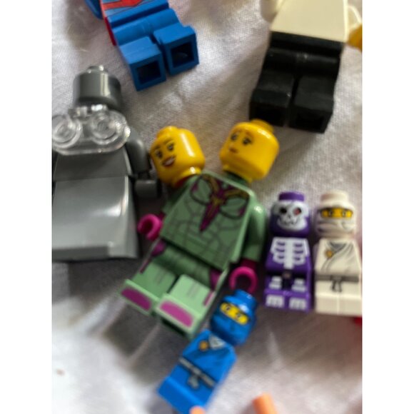 LEGO Minifigure Bundle 20 Pieces Mixed Themes & Characters - Picture 11 of 15